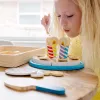 Melissa & Doug dzimšanas dienas kūka - koka rotaļu ēdiens ar dažādiem papildinājumiem un 7 svecēm