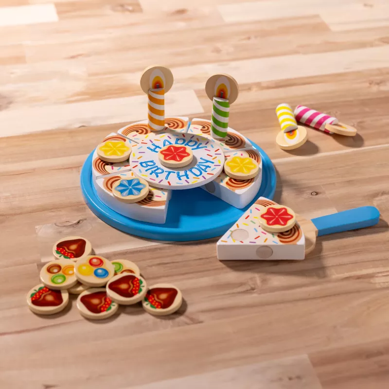 Melissa & Doug dzimšanas dienas kūka - koka rotaļu ēdiens ar dažādiem papildinājumiem un 7 svecēm
