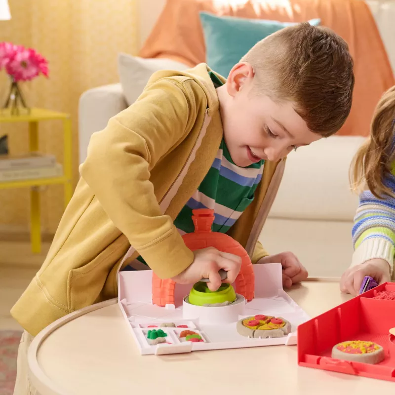 Kinetic Sand, SquishPizza Rising Pizza Oven Playset, radošas Lieldienu dāvanas, ietver 1lb formējamās rotaļu smiltis un 5 rīkus, rotaļlietu pārtikas mākslas un amatniecības komplekts bērniem