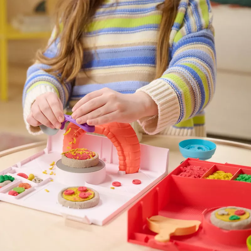 Kinetic Sand, SquishPizza Rising Pizza Oven Playset, radošas Lieldienu dāvanas, ietver 1lb formējamās rotaļu smiltis un 5 rīkus, rotaļlietu pārtikas mākslas un amatniecības komplekts bērniem