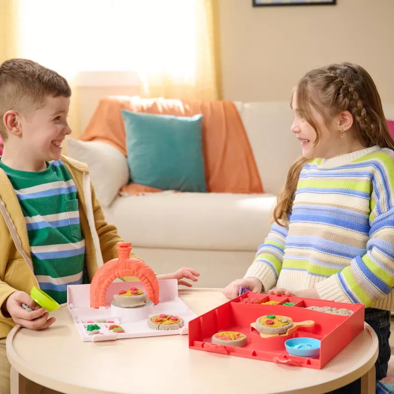 Kinetic Sand, SquishPizza Rising Pizza Oven Playset, radošas Lieldienu dāvanas, ietver 1lb formējamās rotaļu smiltis un 5 rīkus, rotaļlietu pārtikas mākslas un amatniecības komplekts bērniem