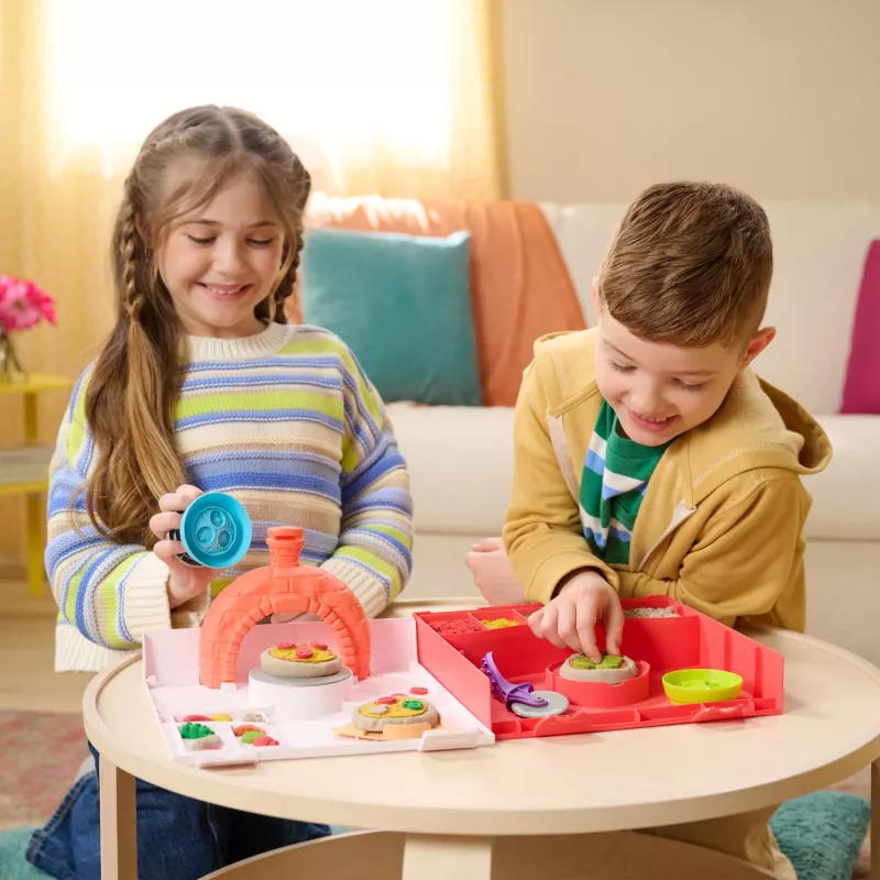 Kinetic Sand, SquishPizza Rising Pizza Oven Playset, radošas Lieldienu dāvanas, ietver 1lb formējamās rotaļu smiltis un 5 rīkus, rotaļlietu pārtikas mākslas un amatniecības komplekts bērniem