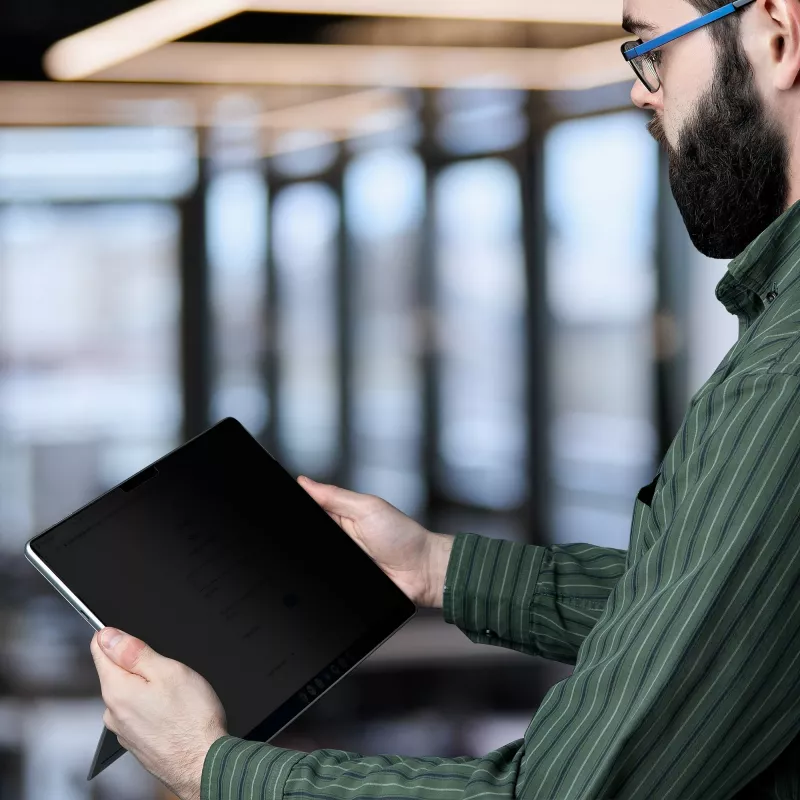 StarTech.com četrvirzienu privātuma ekrāns 13 collu Surface Pro 8/9/X klēpjdatoram, portreta/ainavas režīmi, skārienjutīgs, +/-30° skata leņķis, bloķē līdz 51% zilās gaismas, pretatspīduma pārklājums