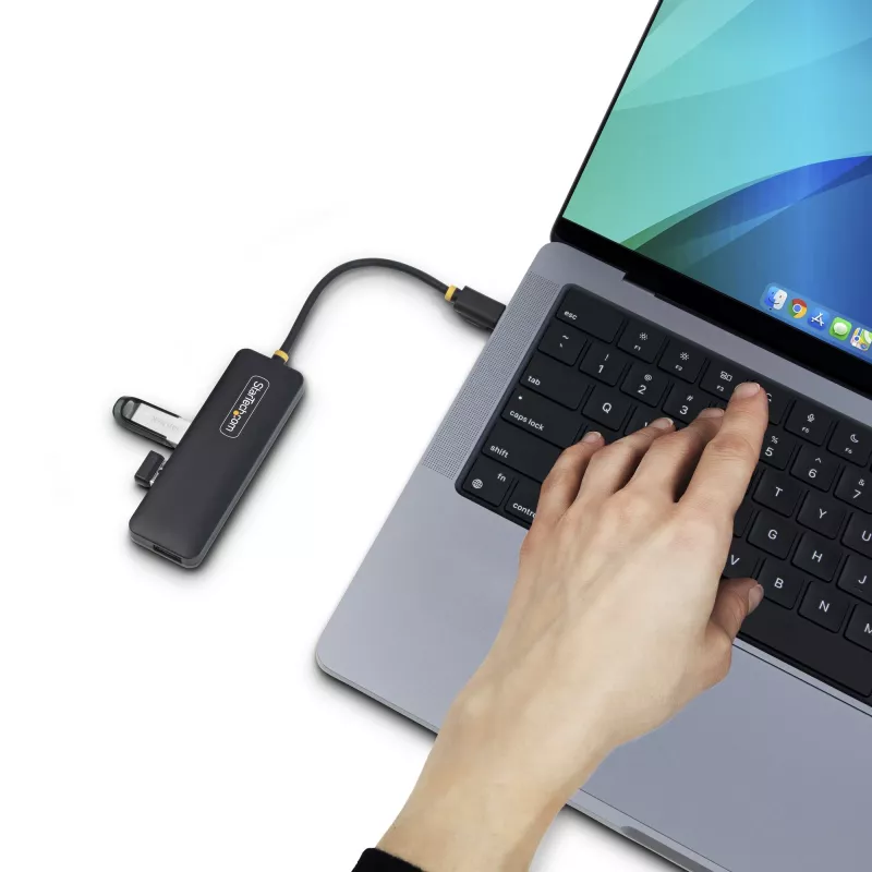 StarTech.com 4 portu USB-C centrmezgls, 5 Gbps, USB-C uz 4x USB-A, ar kopnes barošanu, mazs ceļojumu mini centrmezgls, vairāku portu USB 3.0 sadalītājs, pārnēsājams centrmezgls, pārstrāvas aizsardzība