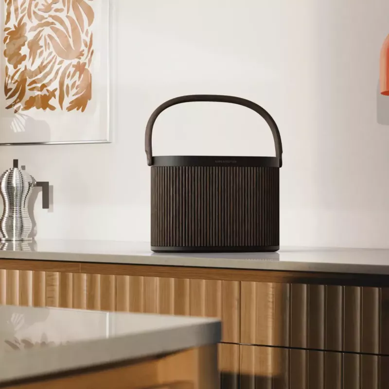 Bang & Olufsen Beosound A5 portatīvais skaļrunis, Dark Oak (pārsegs un rokturis)