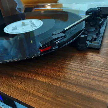 Lentas piedziņas audio vinila plašu atskaņotājs Lenco MC-160WD