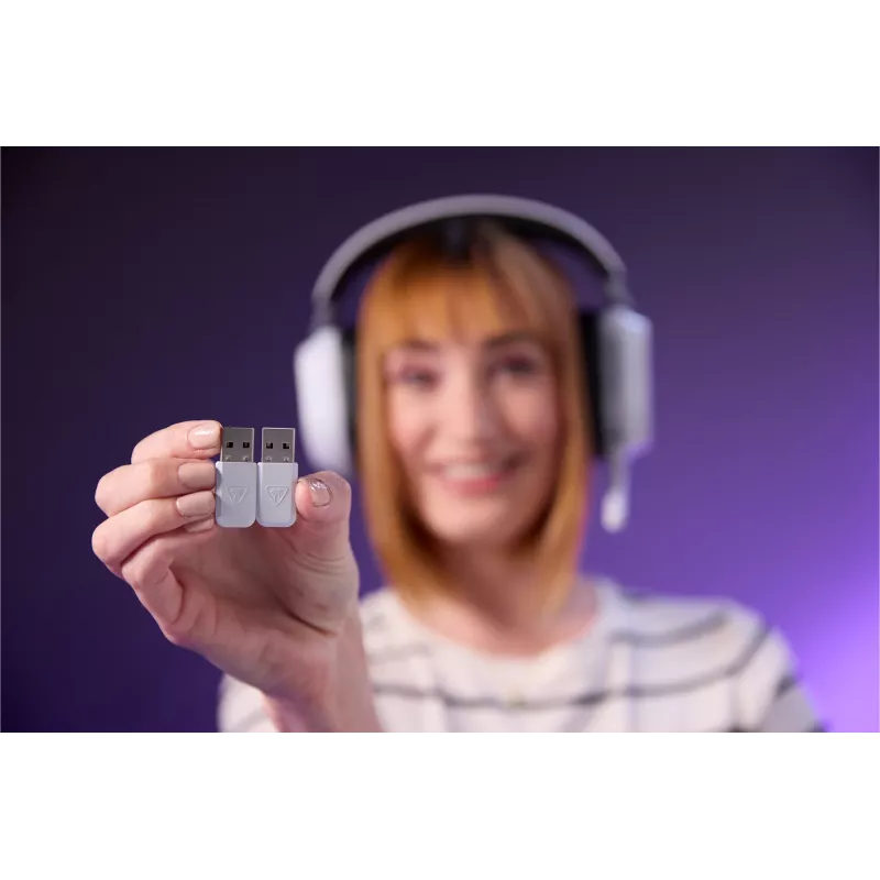 Turtle Beach Stealth 700 balta PlayStation bezvadu spēļu austiņas ar līdz 80 stundu baterijas darbības laiku, Bluetooth, diviem raidītājiem un 60 mm skaļruņiem, paredzētas PS5, PS4, PC un mobilajām ierīcēm