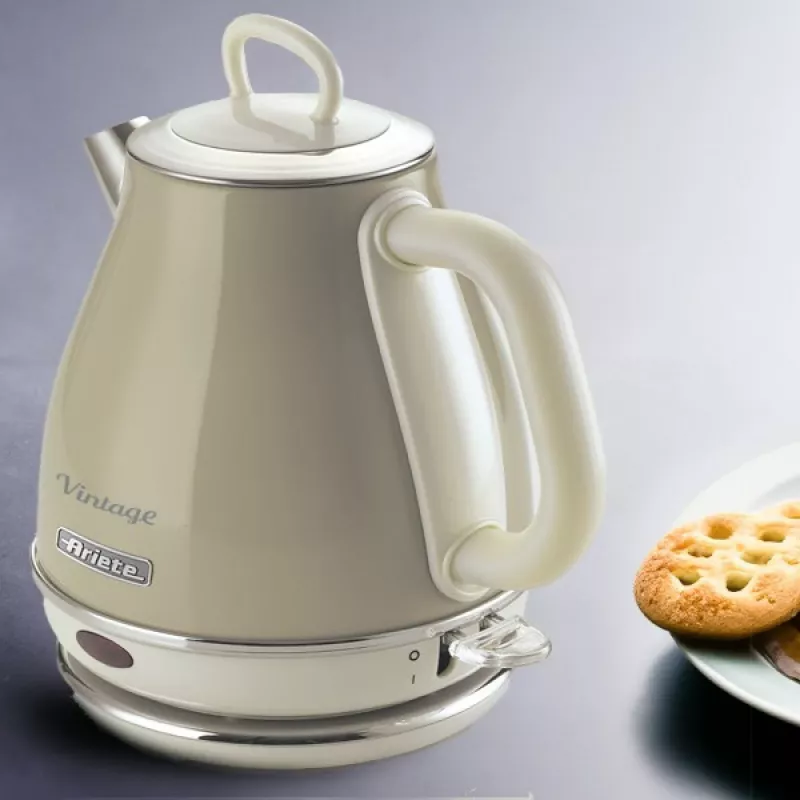 Ariete 2868 Vintage 1 L dizaina elektriskā tējkanna no nerūsējošā tērauda uzlējumiem, tējai un zāļu dzērieniem, automātiskās izslēgšanās sistēma, ergonomisks rokturis, 1 litrs, 1600 W, gaiši bēša