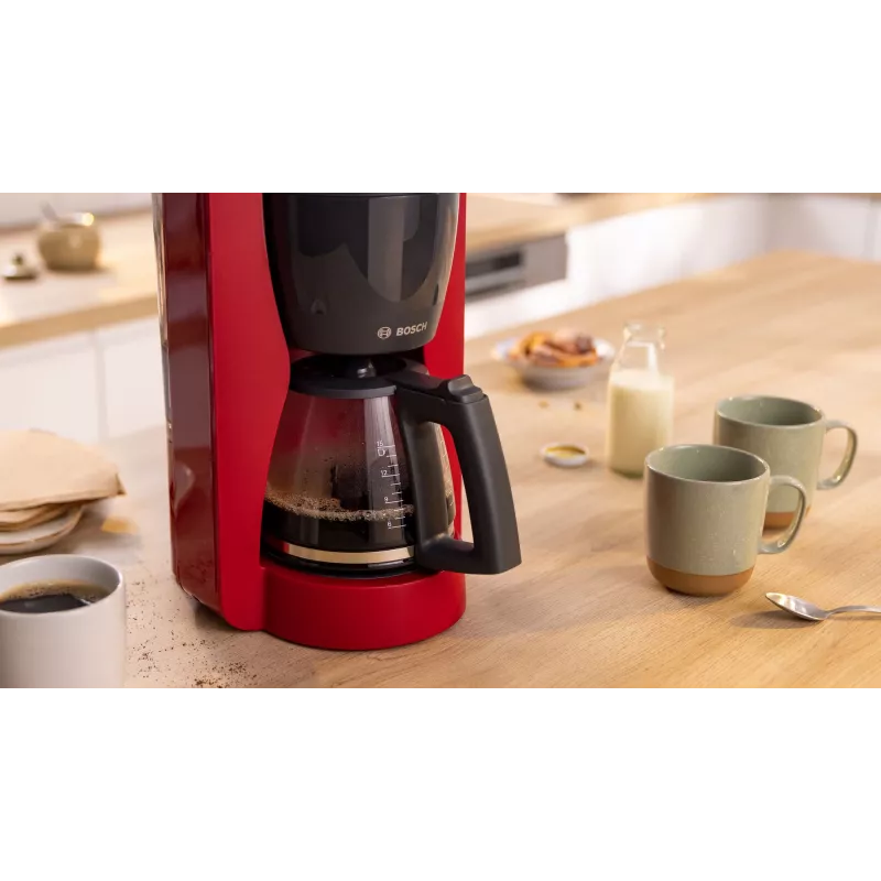 Pilienveida kafijas automāts Bosch TKA3M134 — 1,4 l ūdens tvertne, 15 krūzīšu tilpums, sarkans