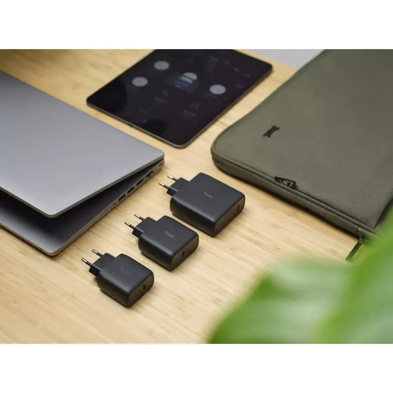 Maiņstrāvas lādētājs Trust Maxo 45W universāls melns 100-240V 20V USB-C