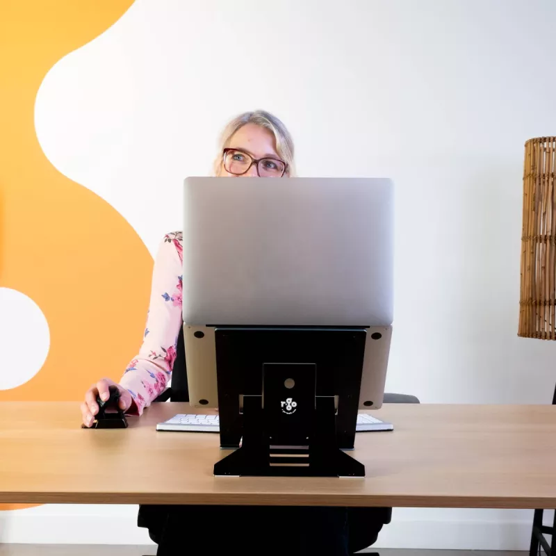 R-Go Tools klēpjdatora statīvs R-Go Riser Document, ergonomisks, salokāms un regulējams statīvs ar dokumentu turētāju, melns
