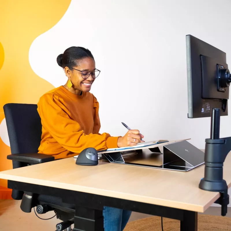 R-Go Tools dokumentu turētājs R-Go Read2Write, piemērots lasīšanai un rakstīšanai, ergonomisks, ar mīkstu putu plaukstas balstu, matēts akrils