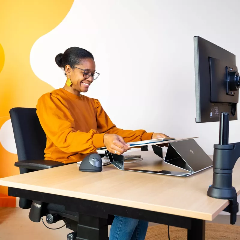 R-Go Tools dokumentu turētājs R-Go Read2Write, piemērots lasīšanai un rakstīšanai, ergonomisks, ar mīkstu putu plaukstas balstu, matēts akrils