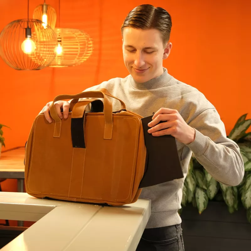 R-Go Tools Portatīvā datora soma R-Go Viva, pilngraudaina āda, ar integrētu klēpjdatora statīvu, plecu siksnu, 15,6 collas, brūna