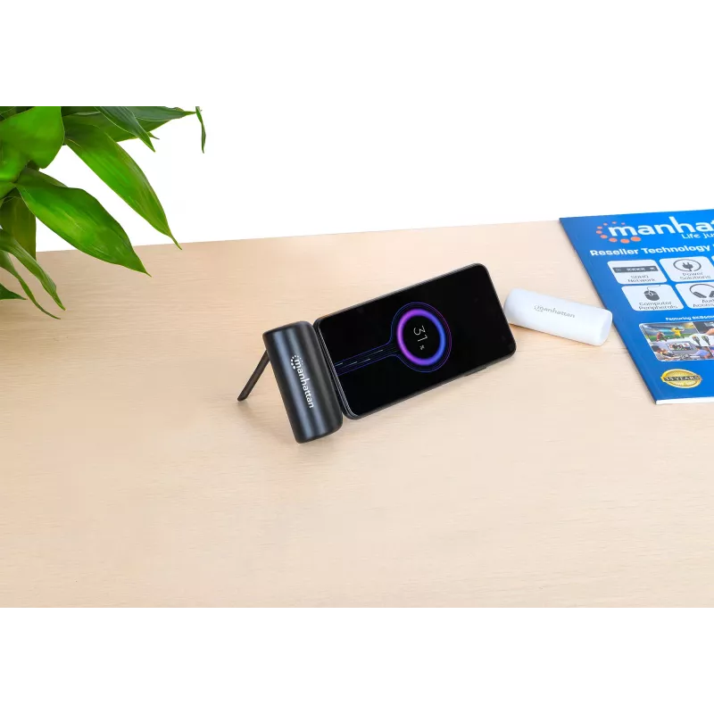 Manhattan ārējais akumulators ar integrētu USB-C spraudni, 5000 mAh, līdz 10 W izejas jauda, balsta kājiņa lietošanai kā uzlādes tālruņa turētājam, melns, viena gada garantija
