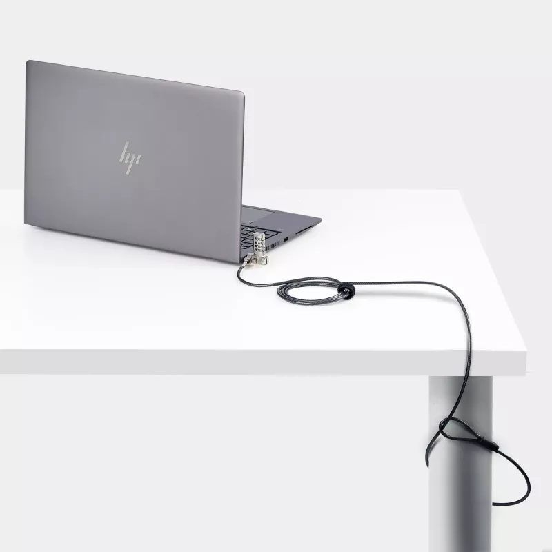 StarTech.com Universālā klēpjdatora kabeļa slēdzene 2 m, sērijveida drošības kabelis piezīmjdatoram, saderīga ar Noble Wedge®/Nano/K-Slot; bezatslēgas kombinētā slēdzene, TAA