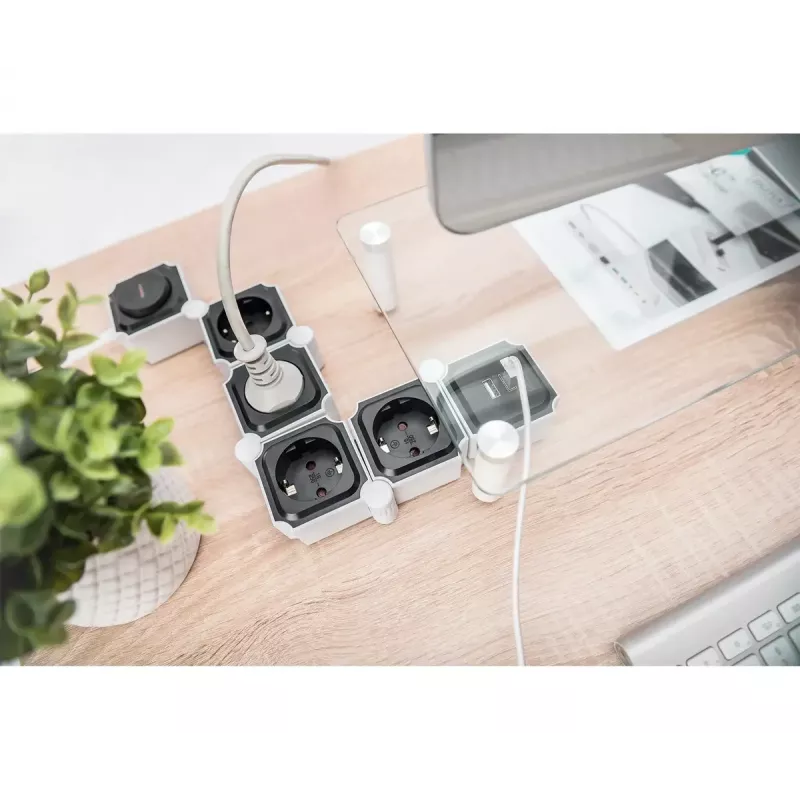 Strāvas sadalītājs Digitus Flexible 4-vietīgs ar 2 USB pieslēgvietām & slēdzi