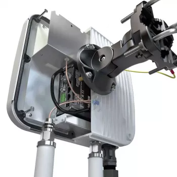 Virziena tīkla antena QuWireless QuMax PoE/LAN, daudzjoslu 0.694–2.7 GHz un 2.4–2.5 GHz, maks. pastiprinājums 6 dBi, vertikāla polarizācija