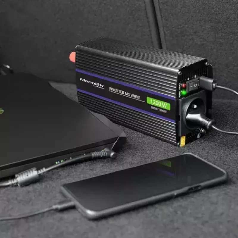 Sprieguma pārveidotājs QOLTEC Monolith 600 W — 12 V līdz 230 V, USB PD 18 W, automašīnai/iekštelpām, melns