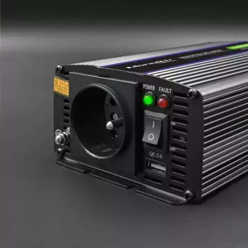 Sprieguma pārveidotājs QOLTEC Monolith 600 W — 12 V līdz 230 V, USB PD 18 W, automašīnai/iekštelpām, melns
