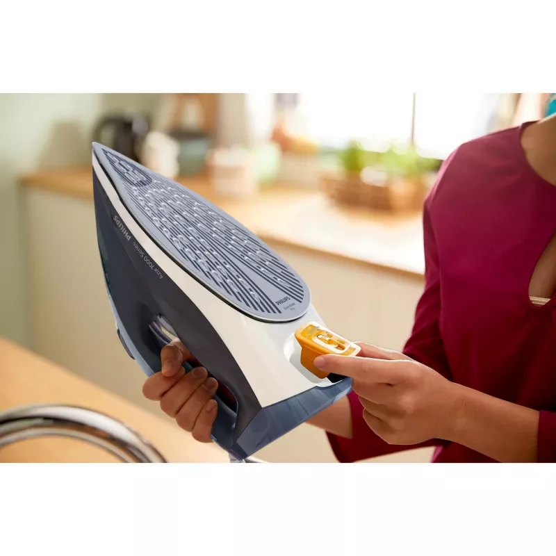 Sausās un tvaika gludeklis Philips DST7030/20 — 2800 W, 0,3 L tvertne, 50 g/min nepārtraukts tvaiks, 250 g/min tvaika pastiprinājums, SteamGlide Plus zole