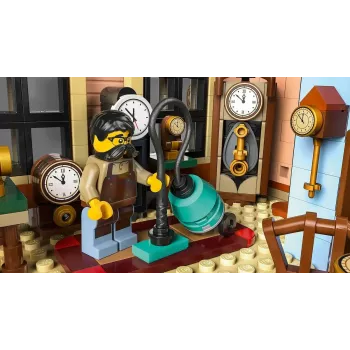 LEGO Icons konstruktora komplekts 10350 Tudor Corner House — 3 266 detaļas, 8 minifigūras, vecums 18+, 260×250×310 mm
