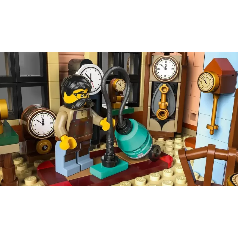 LEGO Icons konstruktora komplekts 10350 Tudor Corner House — 3 266 detaļas, 8 minifigūras, vecums 18+, 260×250×310 mm