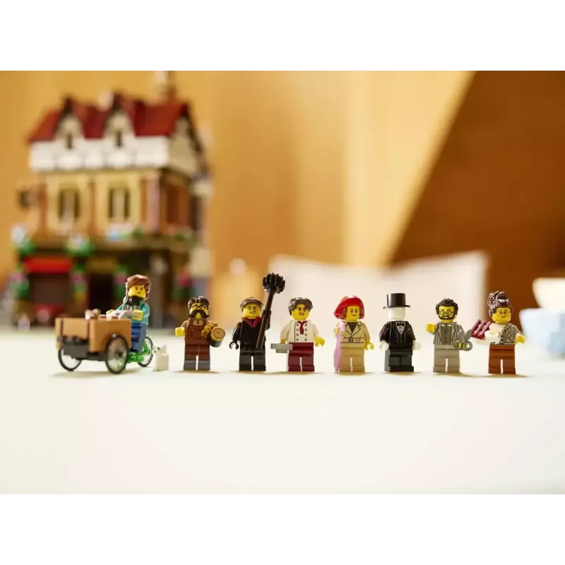 LEGO Icons konstruktora komplekts 10350 Tudor Corner House — 3 266 detaļas, 8 minifigūras, vecums 18+, 260×250×310 mm
