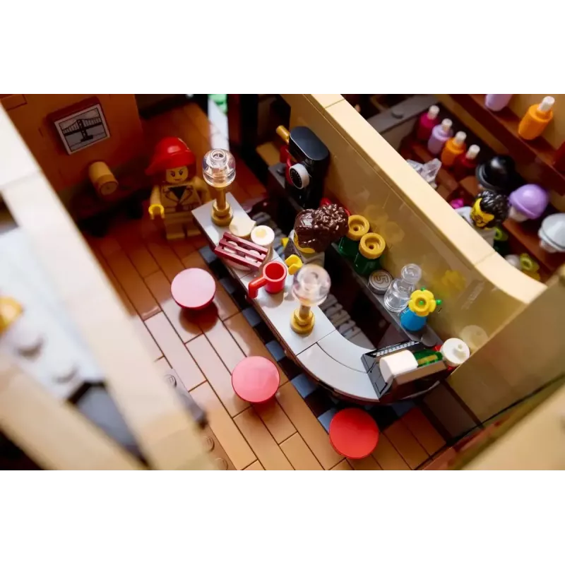 LEGO Icons konstruktora komplekts 10350 Tudor Corner House — 3 266 detaļas, 8 minifigūras, vecums 18+, 260×250×310 mm