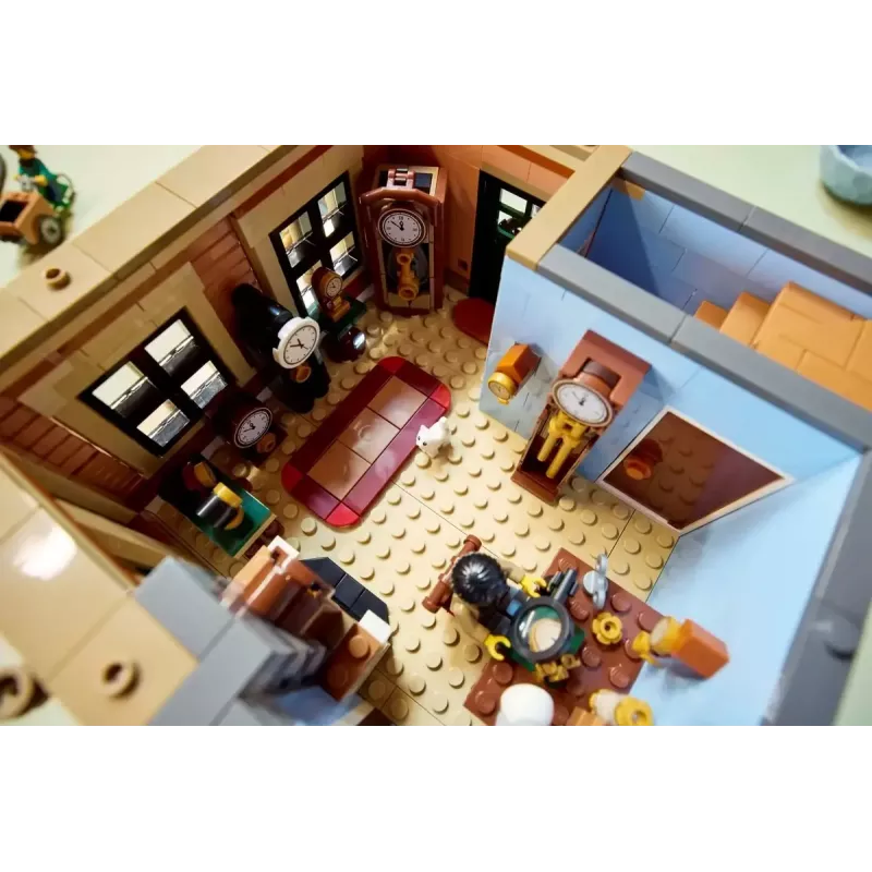 LEGO Icons konstruktora komplekts 10350 Tudor Corner House — 3 266 detaļas, 8 minifigūras, vecums 18+, 260×250×310 mm