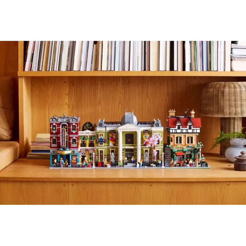 LEGO Icons konstruktora komplekts 10350 Tudor Corner House — 3 266 detaļas, 8 minifigūras, vecums 18+, 260×250×310 mm