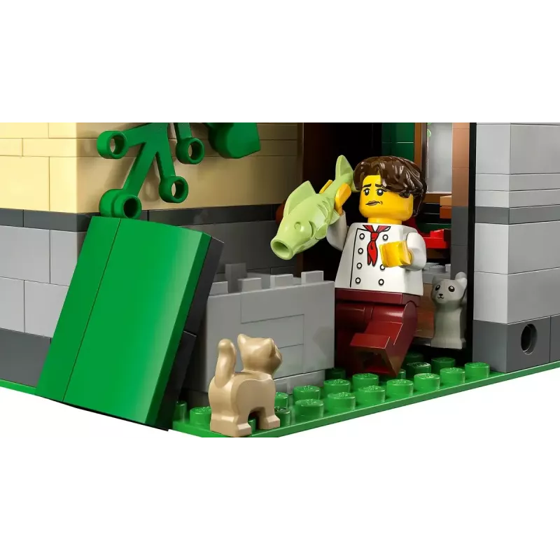 LEGO Icons konstruktora komplekts 10350 Tudor Corner House — 3 266 detaļas, 8 minifigūras, vecums 18+, 260×250×310 mm