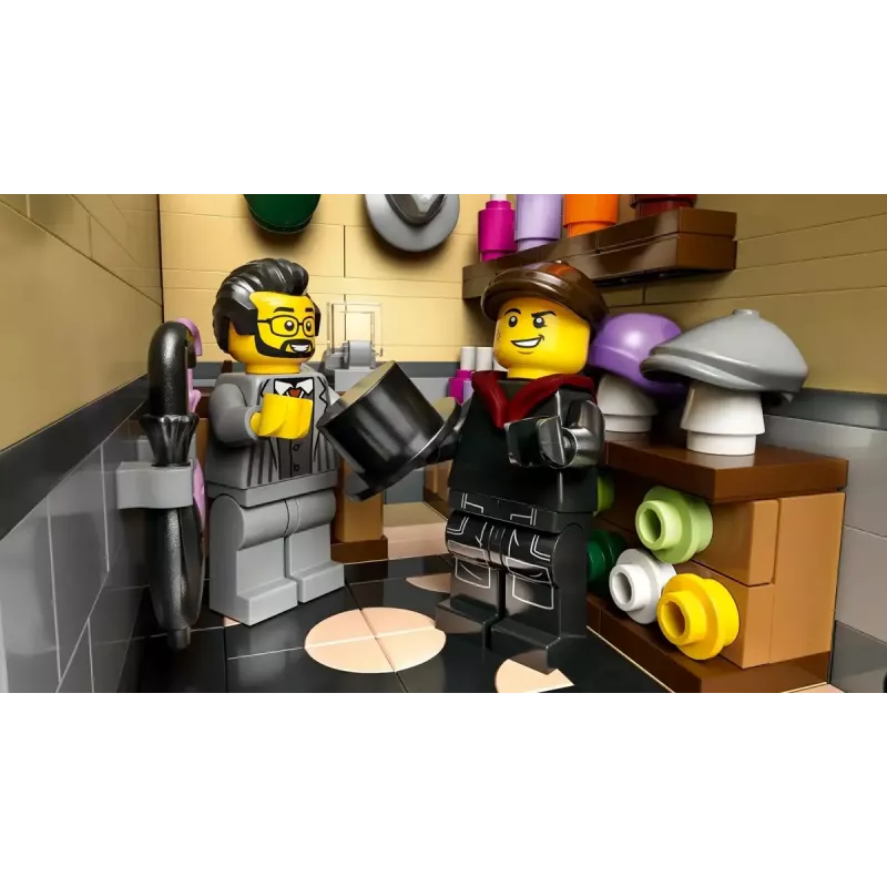 LEGO Icons konstruktora komplekts 10350 Tudor Corner House — 3 266 detaļas, 8 minifigūras, vecums 18+, 260×250×310 mm