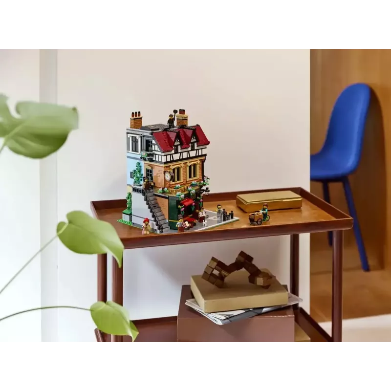 LEGO Icons konstruktora komplekts 10350 Tudor Corner House — 3 266 detaļas, 8 minifigūras, vecums 18+, 260×250×310 mm