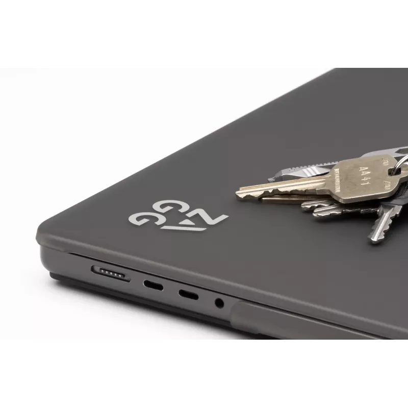Cietais apvalks Zagg MacBook Air 13 (M3/M2) — Smoke, precīzi pieguļošs aizsargapvalks