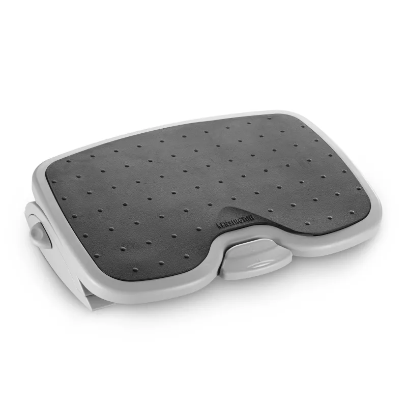 Kāju balsts Kensington SoleMate Plus regulējams slīpums 0–20°, augstums 8,89–12,7 cm, platforma 45×35 cm, melns/pelēks