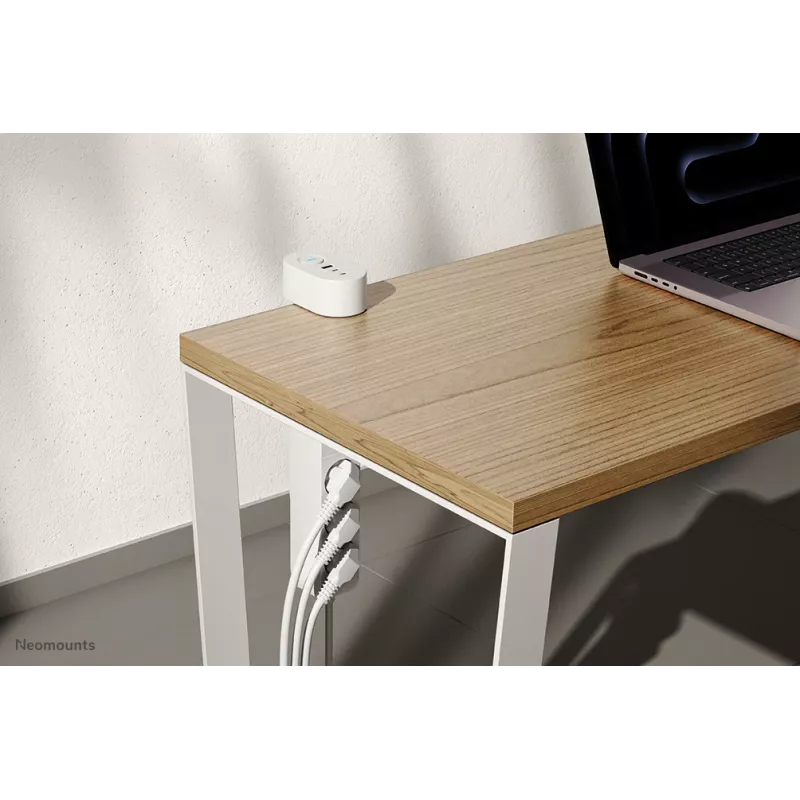 Neomounts DS22-840WH6 galda kontaktligzda ar skavu un USB-C un USB-A pieslēgvietām – ātra uzlāde