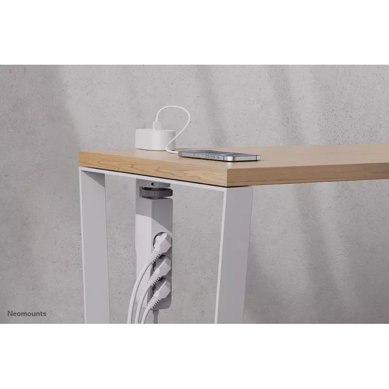 Neomounts DS22-840WH6 galda kontaktligzda ar skavu un USB-C un USB-A pieslēgvietām – ātra uzlāde