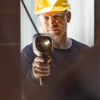 Termokamera Flir Systems E8-PRO — 320×240 px, NETD 40 mK, IFOV 1.8 mRad, 3.5 collu displejs, metāla korpuss, melna