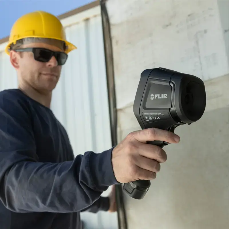 Termokamera Flir Systems E8-PRO — 320×240 px, NETD 40 mK, IFOV 1.8 mRad, 3.5 collu displejs, metāla korpuss, melna