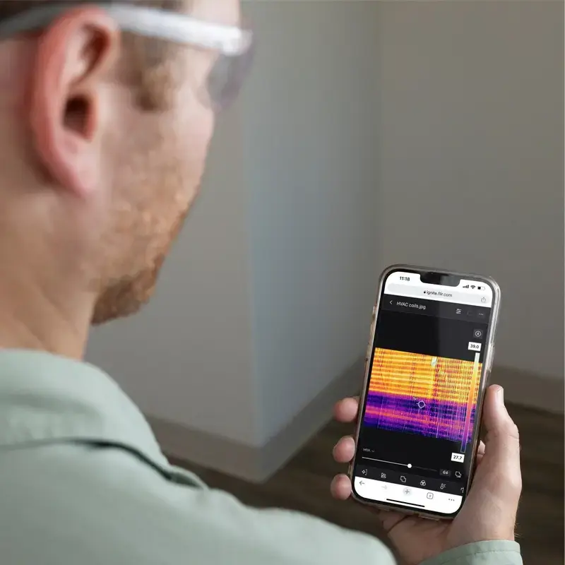 Termokamera Flir Systems E8-PRO — 320×240 px, NETD 40 mK, IFOV 1.8 mRad, 3.5 collu displejs, metāla korpuss, melna