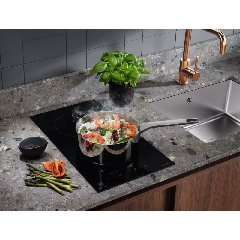 Electrolux Serie 300 LIT30231C melna iestrādājama 29 cm zonas indukcijas plīts virsma ar 2 zonām