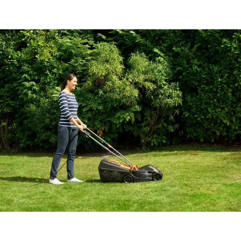 Aizmugures pļaujmašīna Black & Decker BEMW351-QS