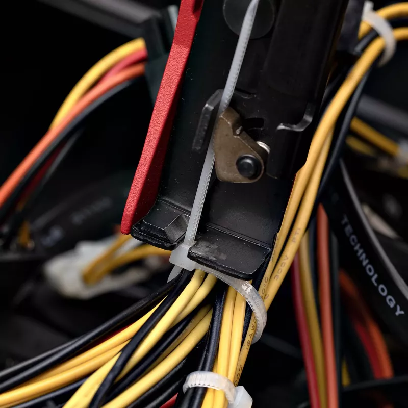 StarTech.com neilona kabeļu saišu pistole, rāvējslēdzēju saišu uzstādīšanas un griešanas instruments, rāvējslēdzēju saišu nospriegošanas/pievelkšanas ierīce, darbojas ar neilona rāvējslēdzēju saitēm 2,4 mm līdz 4,8 mm, TAA atbilstīgs