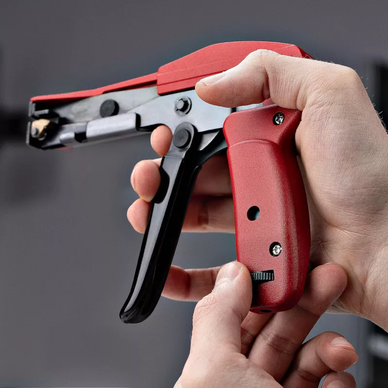 StarTech.com neilona kabeļu saišu pistole, rāvējslēdzēju saišu uzstādīšanas un griešanas instruments, rāvējslēdzēju saišu nospriegošanas/pievelkšanas ierīce, darbojas ar neilona rāvējslēdzēju saitēm 2,4 mm līdz 4,8 mm, TAA atbilstīgs