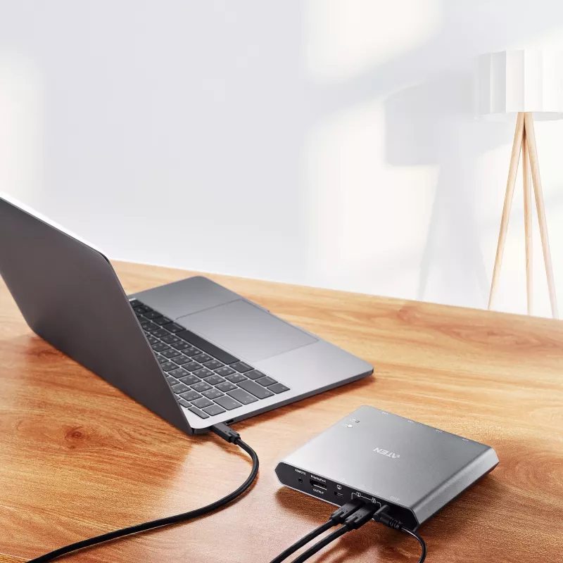 ATEN 2 portu 4K DisplayPort USB-C KVM dokstacijas pārslēdzējs ar strāvas pārvadi