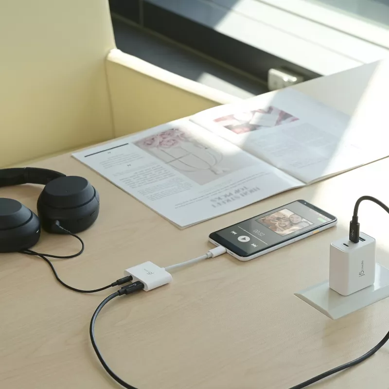 j5create JCA122 USB-C® uz 3,5 mm audio adapteris ar strāvas piegādi, melns
