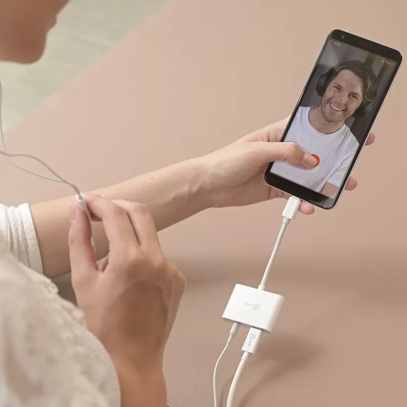 j5create JCA122 USB-C® uz 3,5 mm audio adapteris ar strāvas piegādi, melns