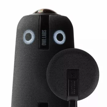 Owl Labs Meeting Owl 4+ un paplašināšanas mikrofons Meeting Owl 4+ — paplašina audio uztveršanas zonu lielākās telpās par 8 pēdām (2,5 metriem) mikrofona virzienā.