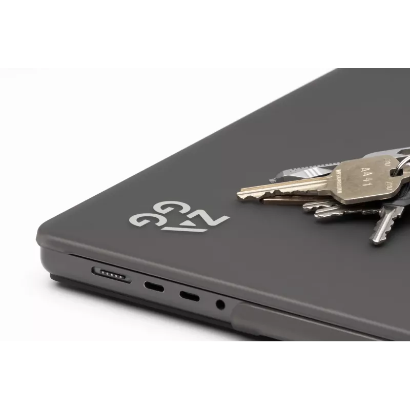 Zagg cietais apvalks MacBook Pro 13 M2/M1 (20) — dūmu apdare, aizsargapvalks
